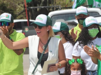 Jennifer Arends-Reyes indicando cu e ta e candidata perfecto pa Enseñanza y Turismo
