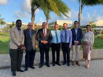Ministro Endy Croes impresiona cu e inversion di Xavier University School of Medicine na Aruba