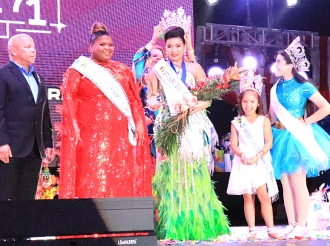 Kaylie Figaroa di TOB corona como Reina Grandi di Carnaval