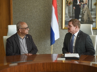 Prome Minister Mike Eman a reuni cu Minister di Asuntonan di Exterior di Surinam