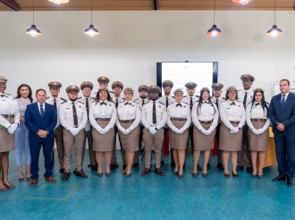 Grupo di 18 funcionario di Aduana a huramenta