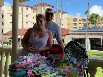 Turistanan di Bucuti & Tara Beach resort cu donacion di casi 470 kilo di articulo na Kinderhuis Imeldahof