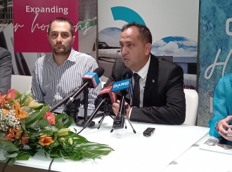Minister Dangui Oduber contento cu vuelonan di Sarpa Airlines for di Barranquilla y Medellin