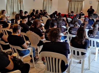 Mediador di Gobierno tratando na soluciona conflicto na Colegio Arubano