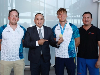 Minister Endy croes a ricibi atleta Malik Hoveling