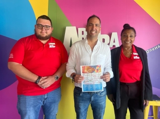 Hopi di turista ta bishitando 'San Nicolas Visitor Information Center'