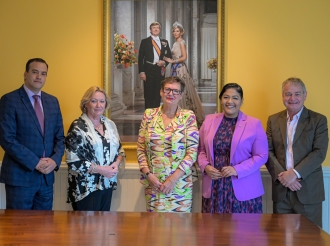 Minister Wever y Minister Maduro a ricibi bishita di College Aruba Financieel Toezicht