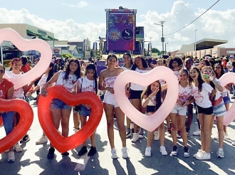Grupo di Colegio Arubano cu Mon Plaisir y Educampus a habri Parada Escolar na Playa