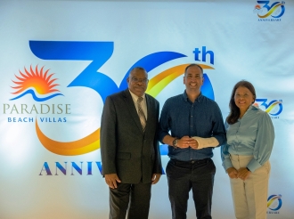 Minister di Turismo ta felicita Paradise Beach Villas cu su 30 aña di aniversario