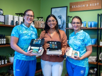Hefe di Mision Paris 2024 a haya bunita 'gift sets' regalo di Royal Aruba Aloe
