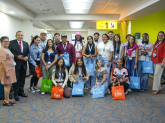 Minister Endy Croes ta desea hopi exito na e di dos grupo di 61 studiantenan cu a sali pa Hulanda