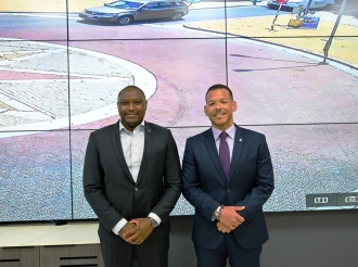 Ministro Curasoleño di Husticia a bin mira con Aruba su sistema di camera ta funciona