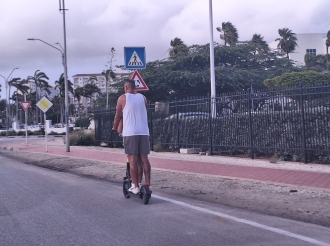 Hopi hoben ta uzando e-bike como medio di transporte