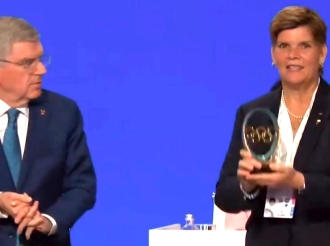 Reconocimento pa Nicole Hoevertsz di IOC