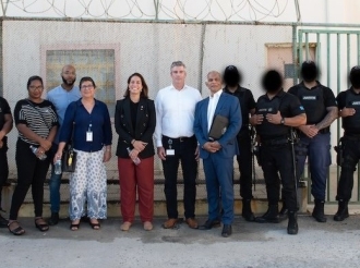 Minister di Husticia di St. Maarten a gradici Aruba pa su sosten rapido durante crisis na prison