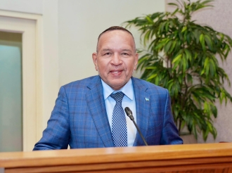 Parlamento a aproba e ley pa proteha consumido, aunke Geoffrey Wever tabata hopi zwak