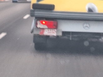 Polis lo controla plachi number bieu riba auto y esnan cu plachi falso