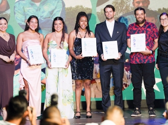 Atletanan Olimpico di Aruba ta ricibi nan pin y certificado oficial ‘OLY’