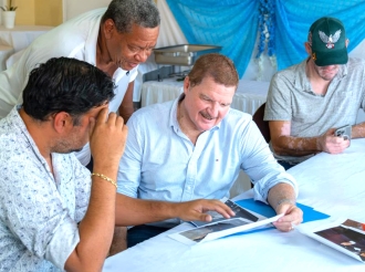 Trahando riba plannan pa bin cu un Mural nobo pa honra Julio Bernardo Euson