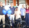 Famia di Divi a regala Lord Lally un E-bike