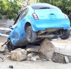 Asina Nissan March a keda pega riba beton y baranca na Pavia