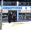 Atracadornan a bay cu monton di mercancia di joyeria Gemstones