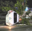 Impacto fuerte a pone un auto bay kenter riba acera na Piedra Plat