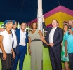Prome Minister Mike Eman hunto cu varios boluntario a celebra cendemento di luz di Pasco na San Nicolas